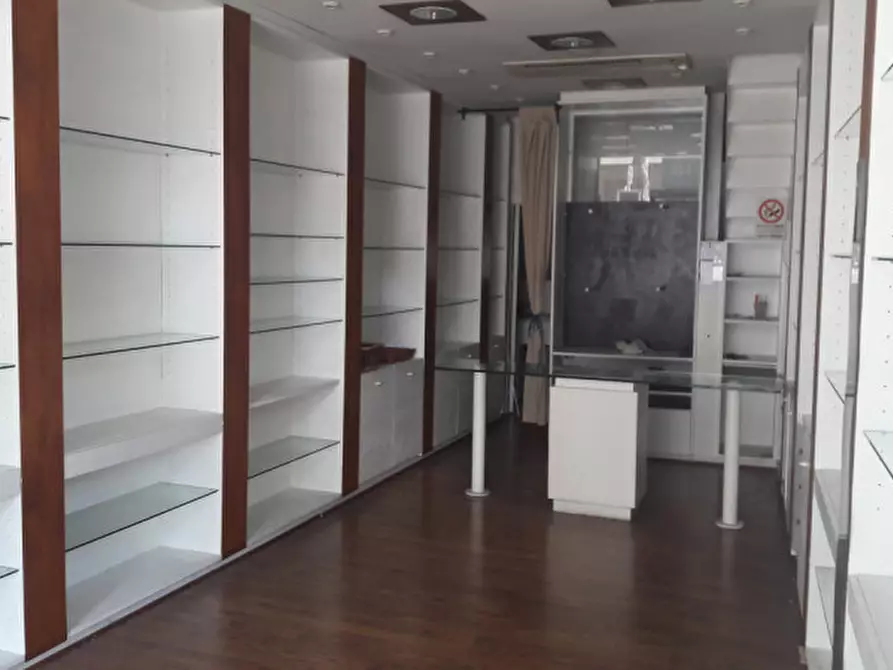 Immagine 3 di Negozio in affitto  in VIALE DUSE a Firenze