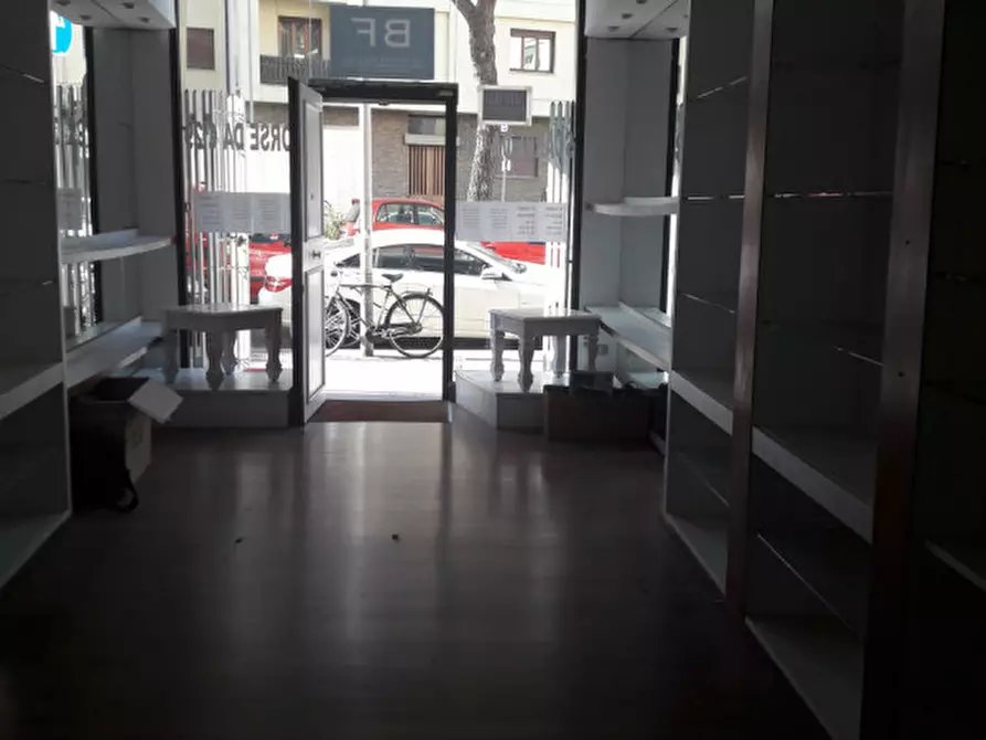 Immagine 12 di Negozio in affitto  in VIALE DUSE a Firenze