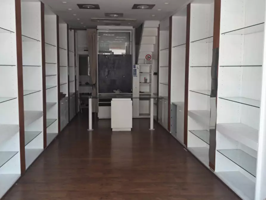 Immagine 16 di Negozio in affitto  in VIALE DUSE a Firenze