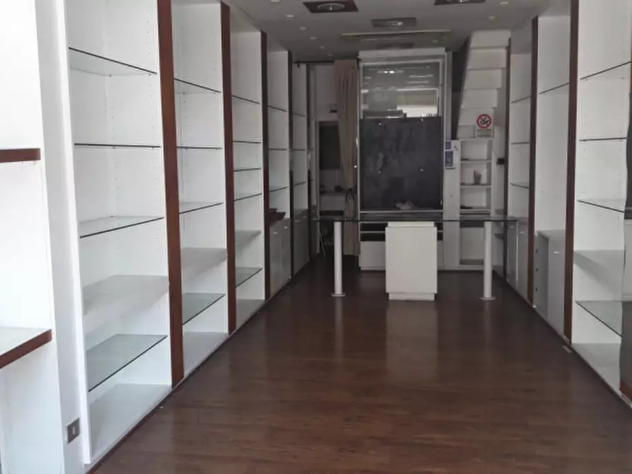 Immagine 17 di Negozio in affitto  in VIALE DUSE a Firenze