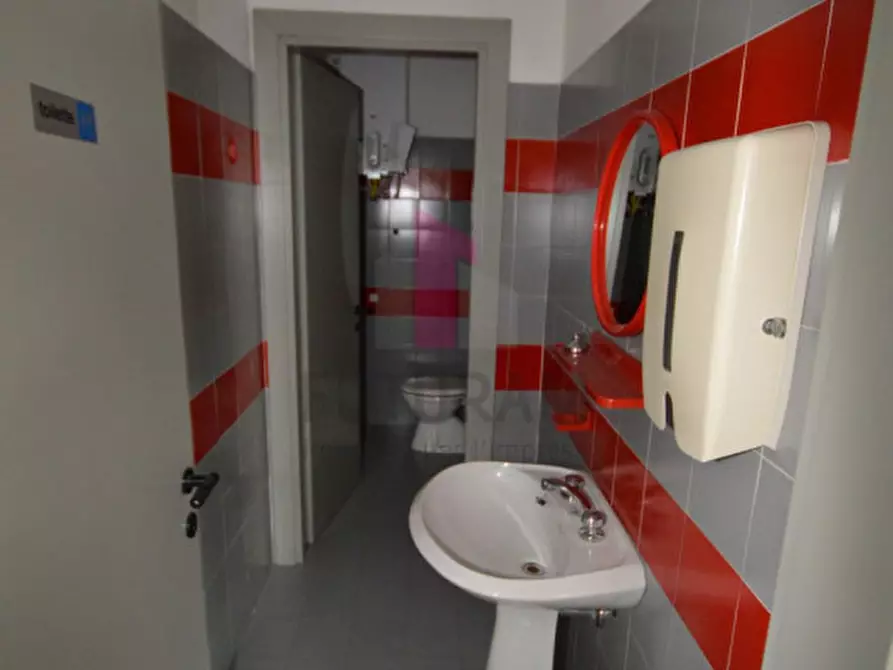 Immagine 11 di Negozio in affitto  a Brendola