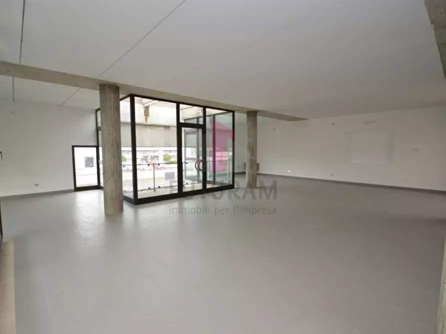 Immagine 15 di Negozio in affitto  a Brendola