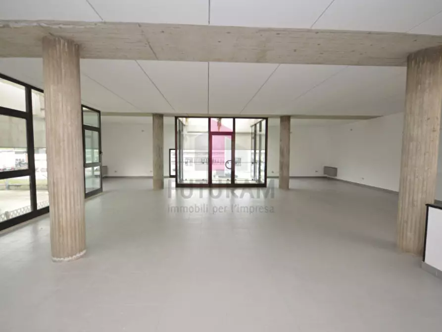 Immagine 17 di Negozio in affitto  a Brendola