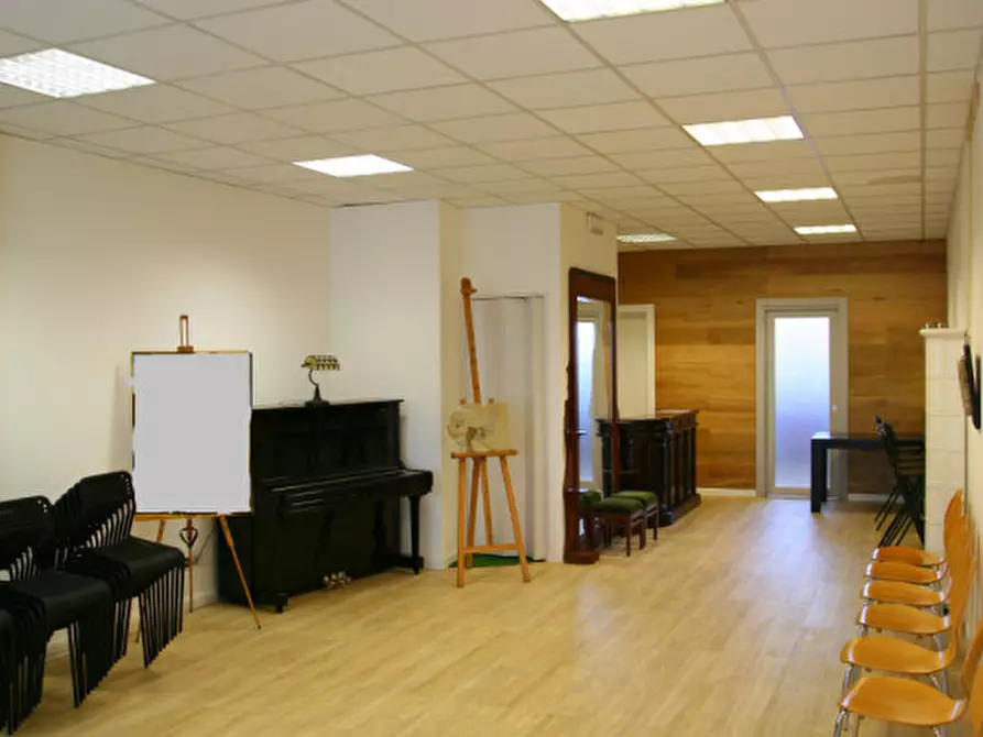 Immagine 2 di Negozio in vendita  in Via Aureliana a Montegrotto Terme