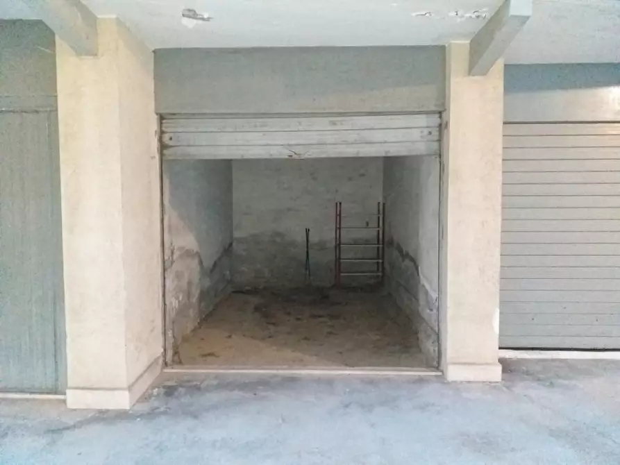 Immagine 1 di Garage in vendita  in VIA MALAGRIDA a Pescara