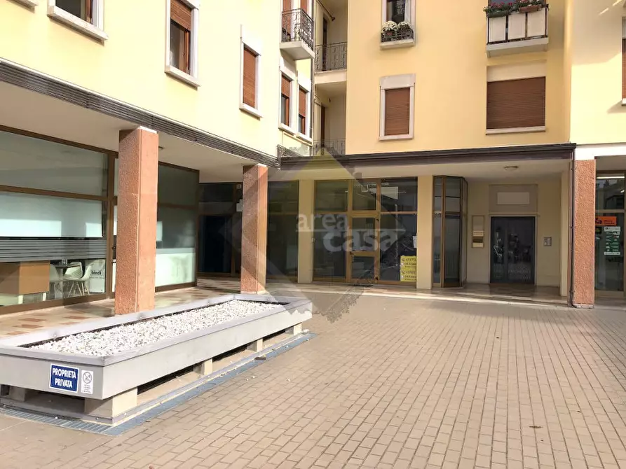 Immagine 1 di Negozio in vendita  in Piazzetta Poste a Bassano Del Grappa