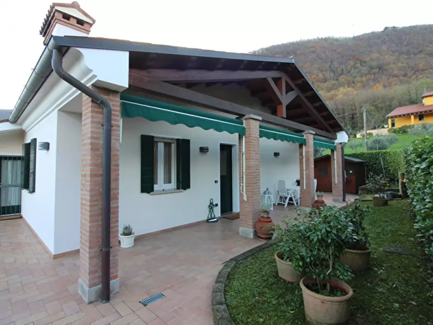 Immagine 1 di Casa bifamiliare in vendita  in Via Belvedere a Rovolon