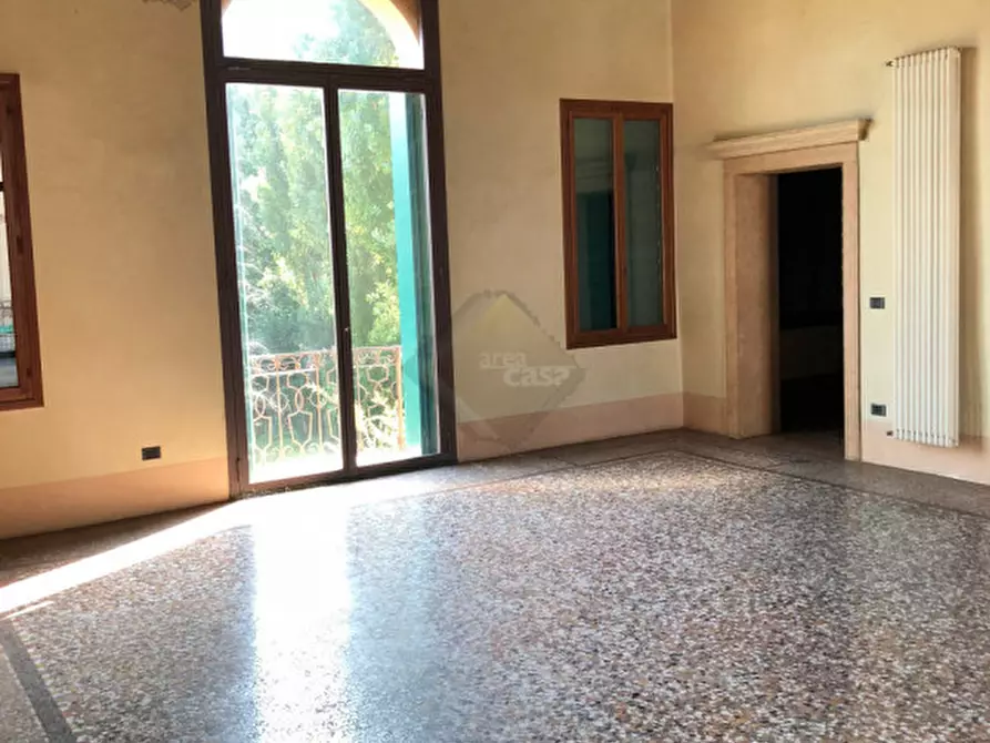 Immagine 14 di Palazzo in vendita  in Via Roma a Rossano Veneto