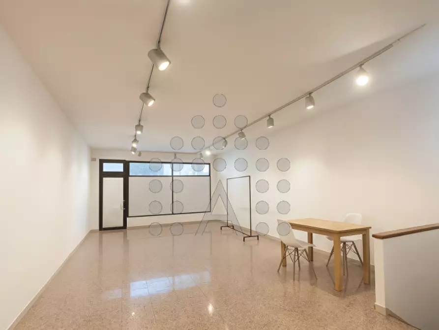 Immagine 1 di Negozio in vendita  in Via Martiri d'Ungheria a Abano Terme