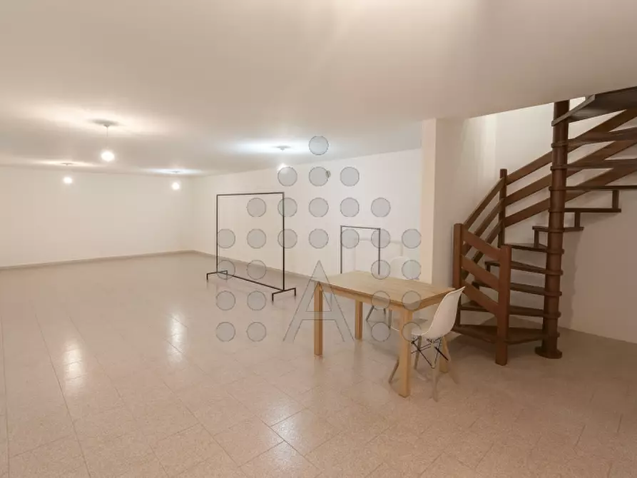 Immagine 3 di Negozio in vendita  in Via Martiri d'Ungheria a Abano Terme