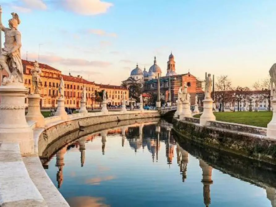 Immagine 1 di Palazzo in vendita  a Padova