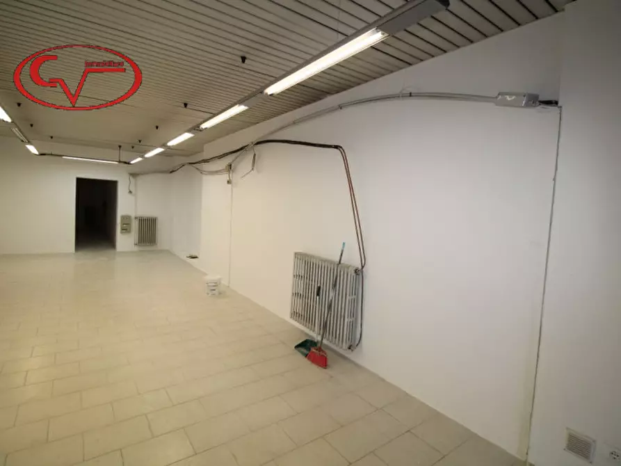 Immagine 2 di Negozio in vendita  in via dante a Montevarchi