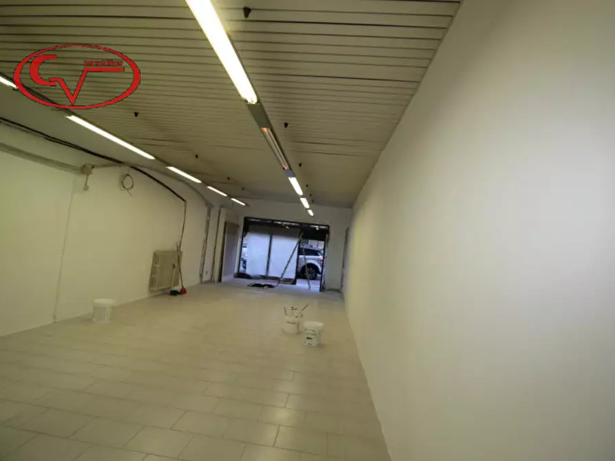 Immagine 3 di Negozio in vendita  in via dante a Montevarchi