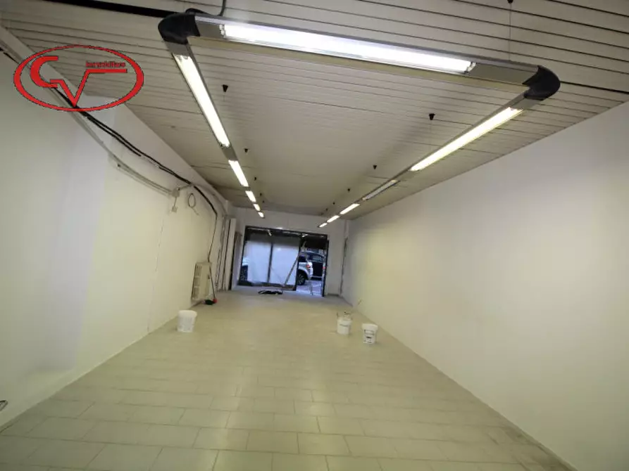 Immagine 4 di Negozio in vendita  in via dante a Montevarchi