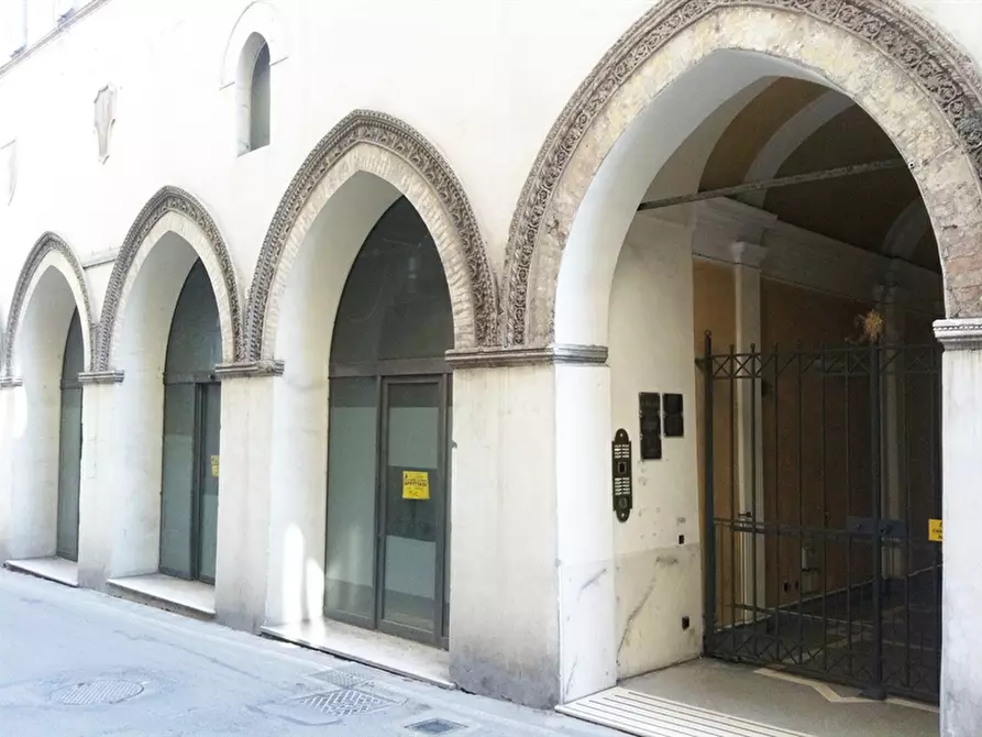 Immagine 1 di Negozio in affitto  a Ancona
