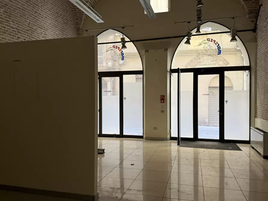 Immagine 4 di Negozio in affitto  a Ancona