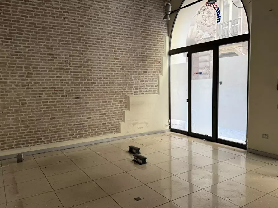 Immagine 5 di Negozio in affitto  a Ancona