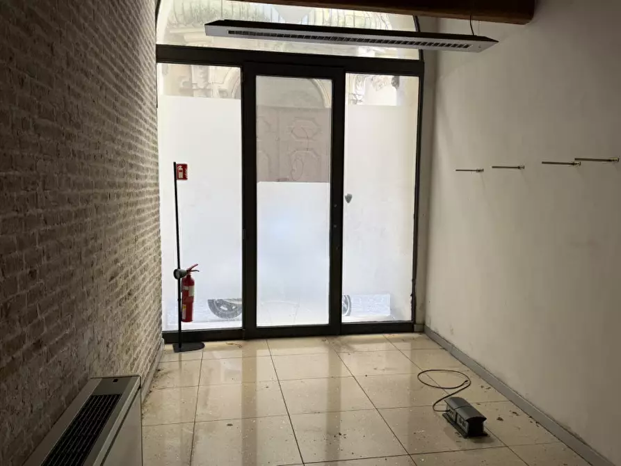 Immagine 7 di Negozio in affitto  a Ancona