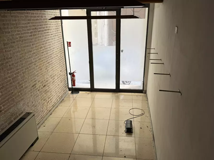 Immagine 8 di Negozio in affitto  a Ancona