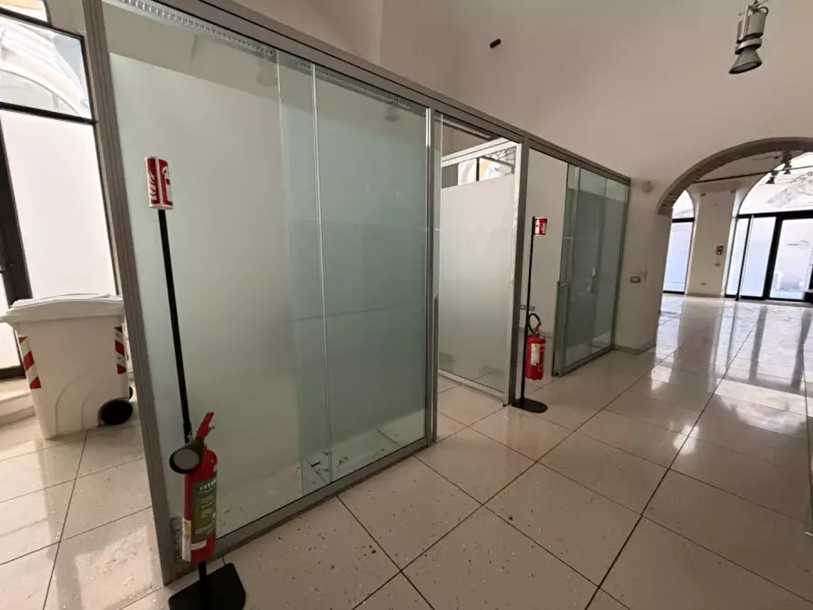 Immagine 10 di Negozio in affitto  a Ancona