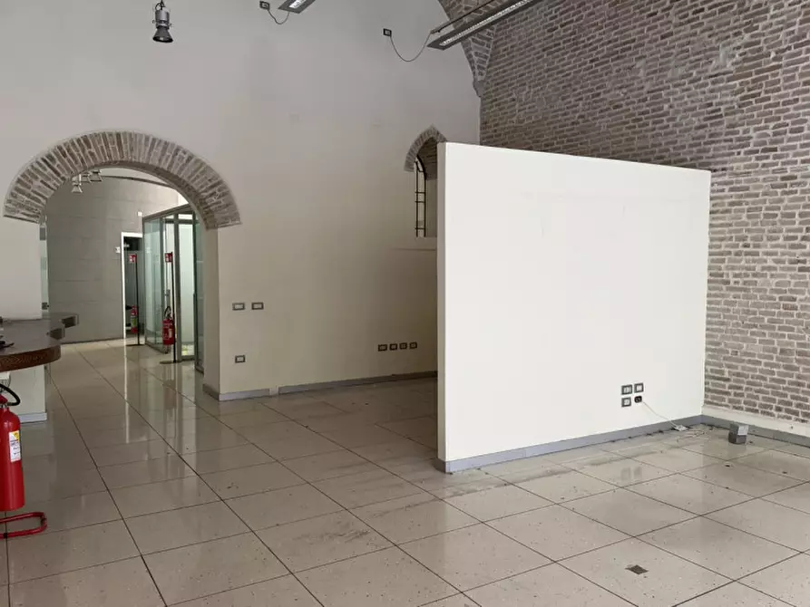 Immagine 11 di Negozio in affitto  a Ancona