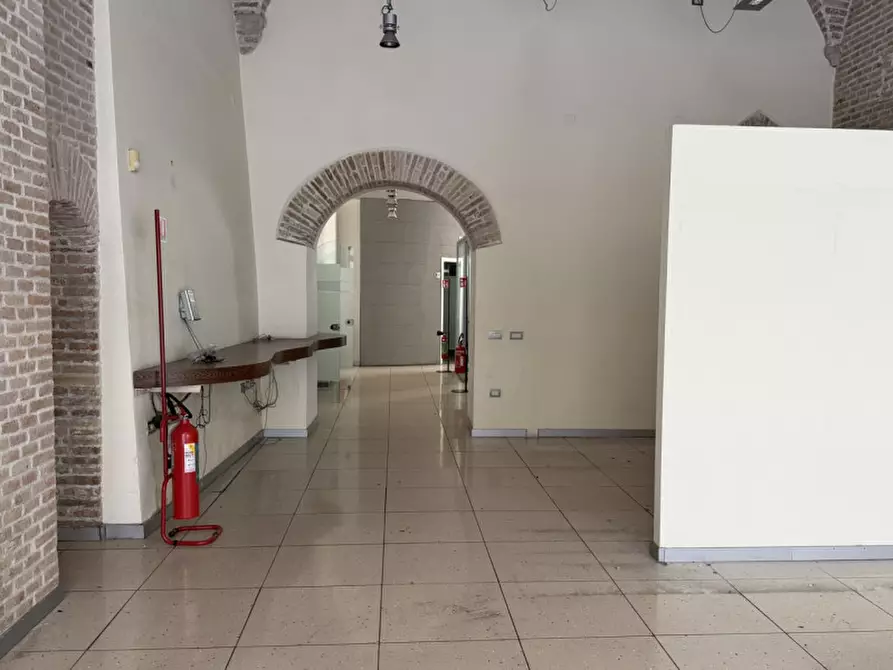 Immagine 12 di Negozio in affitto  a Ancona