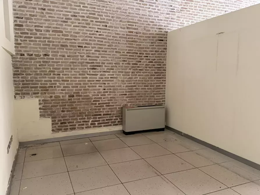 Immagine 13 di Negozio in affitto  a Ancona