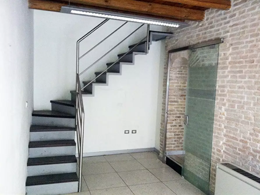 Immagine 14 di Negozio in affitto  a Ancona