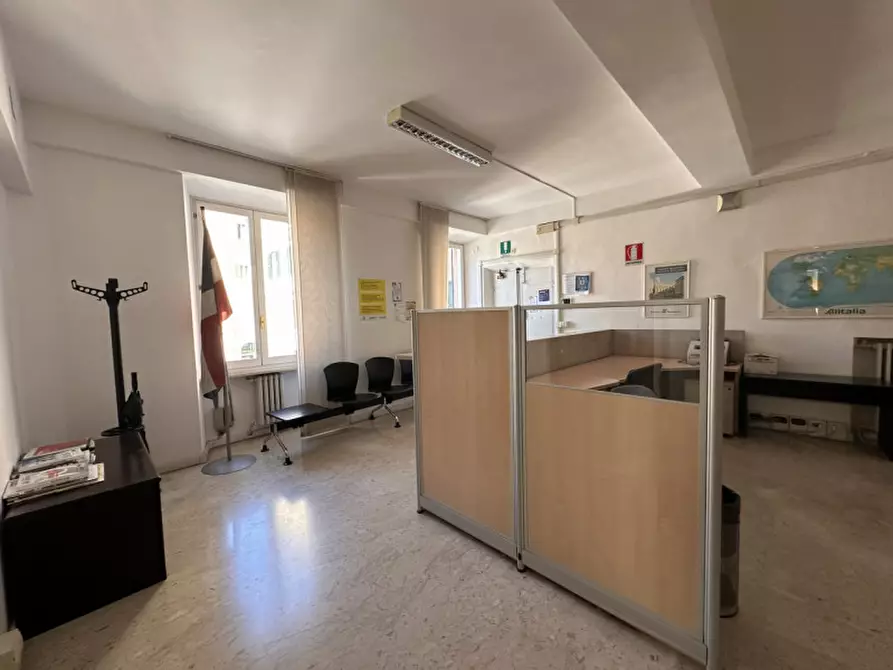 Immagine 8 di Ufficio in vendita  in piazza Stamira a Ancona