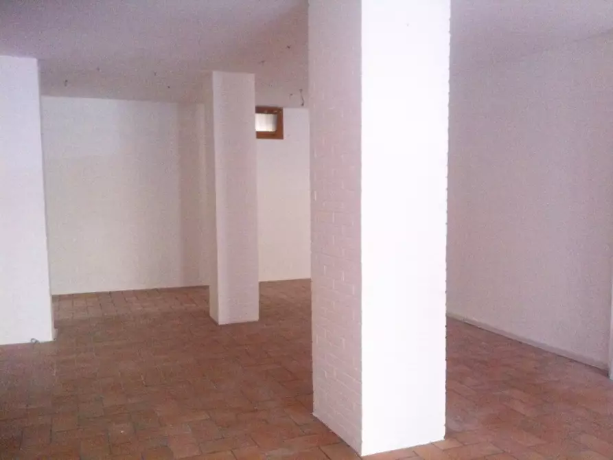 Immagine 5 di Negozio in affitto  in VIA CARLO MARATTA a Ancona