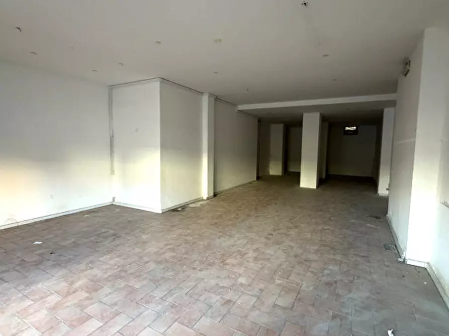 Immagine 8 di Negozio in affitto  in VIA CARLO MARATTA a Ancona
