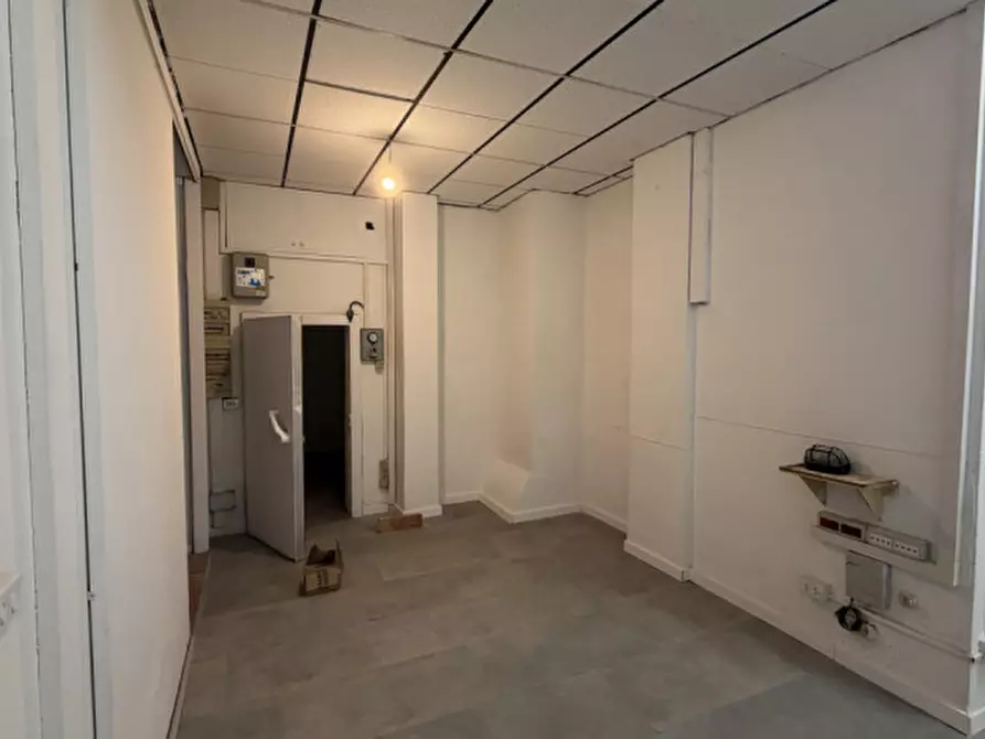 Immagine 11 di Negozio in affitto  in VIA CARLO MARATTA a Ancona