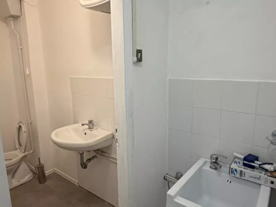 Immagine 12 di Negozio in affitto  in VIA CARLO MARATTA a Ancona