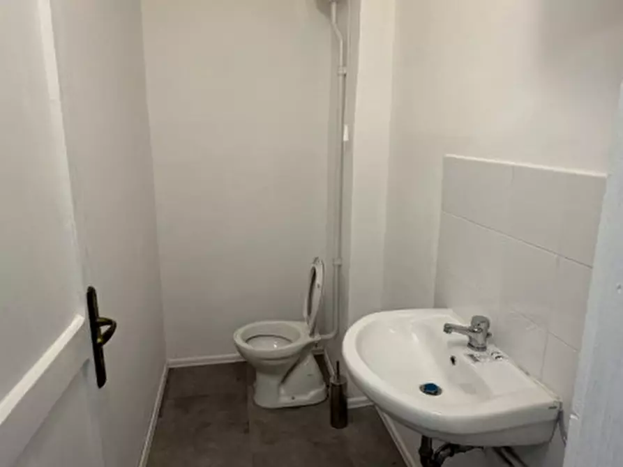 Immagine 13 di Negozio in affitto  in VIA CARLO MARATTA a Ancona