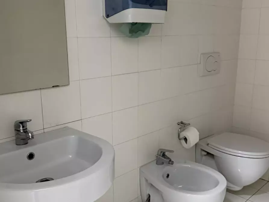 Immagine 13 di Ufficio in affitto  in Via Totti a Ancona
