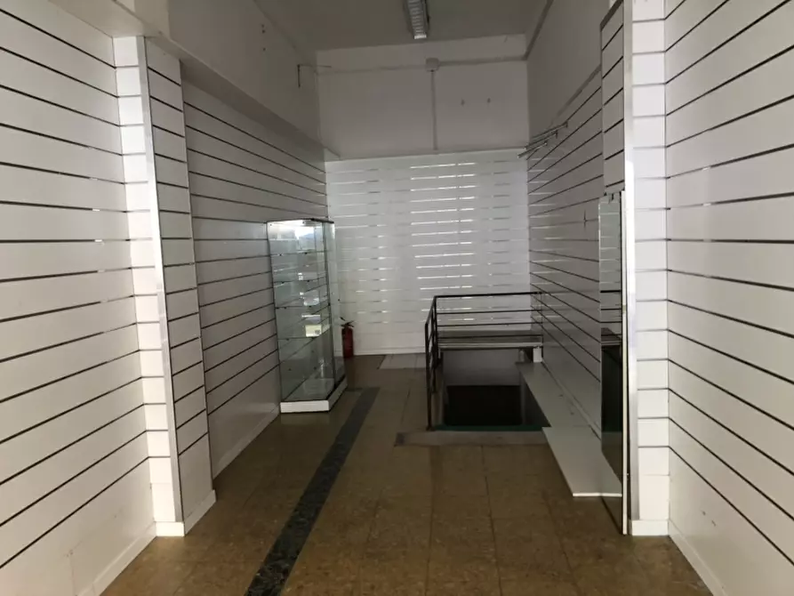 Immagine 1 di Negozio in affitto  in Corso Mazzini a Ancona