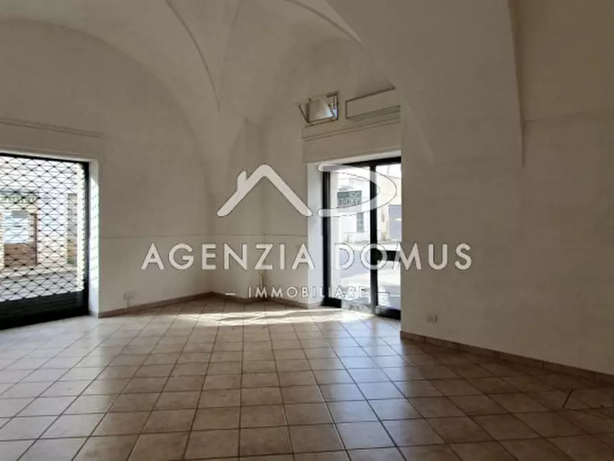 Immagine 6 di Negozio in vendita  in Via Principe di Napoli n.40 a Racale