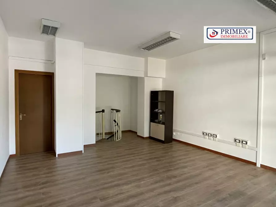 Immagine 35 di Negozio in affitto  in VIA CHERUBINO MALPELI a Roma