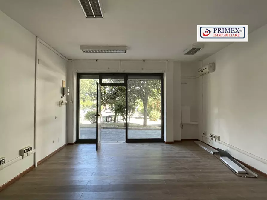 Immagine 41 di Negozio in affitto  in VIA CHERUBINO MALPELI a Roma