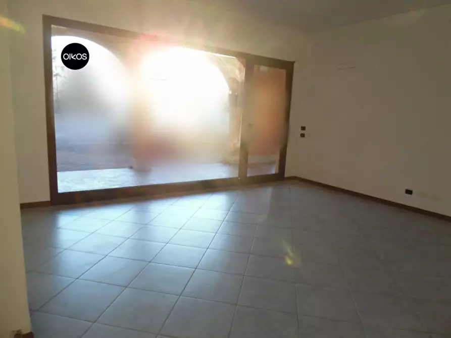 Immagine 2 di Negozio in affitto  a Campolongo Maggiore