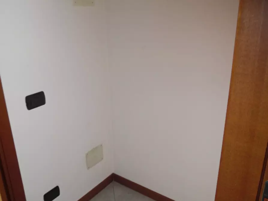 Immagine 4 di Negozio in affitto  a Campolongo Maggiore