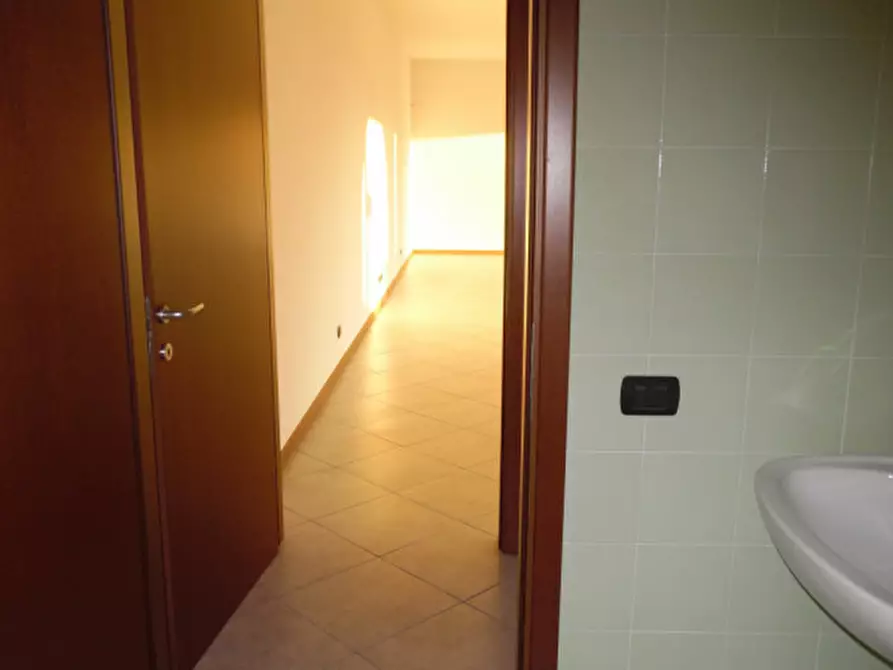 Immagine 5 di Negozio in affitto  a Campolongo Maggiore