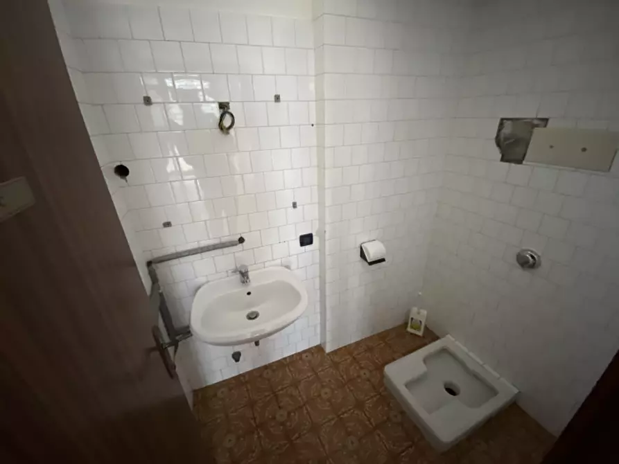 Immagine 11 di Negozio in vendita  a Stra