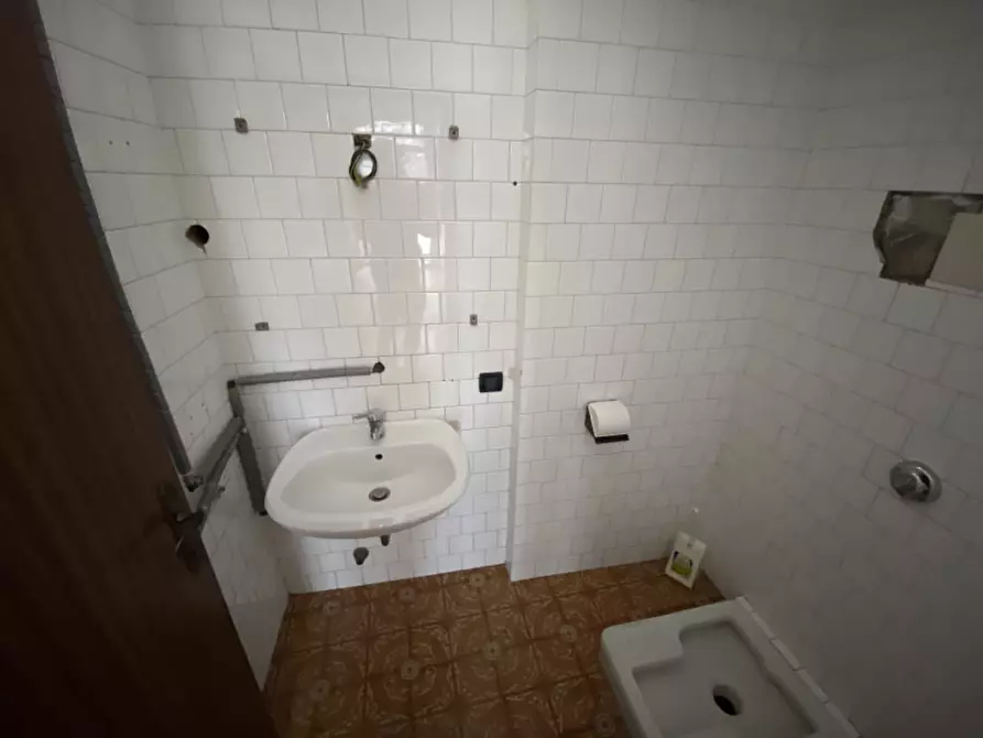 Immagine 12 di Negozio in vendita  a Stra