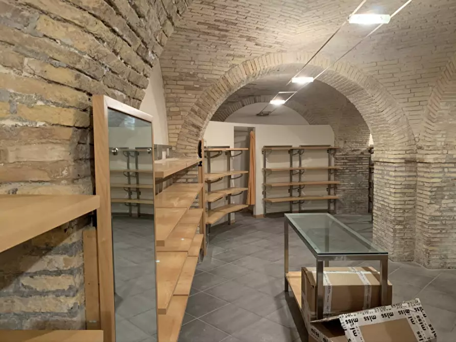 Immagine 1 di Negozio in affitto  in Corso Stamira a Ancona