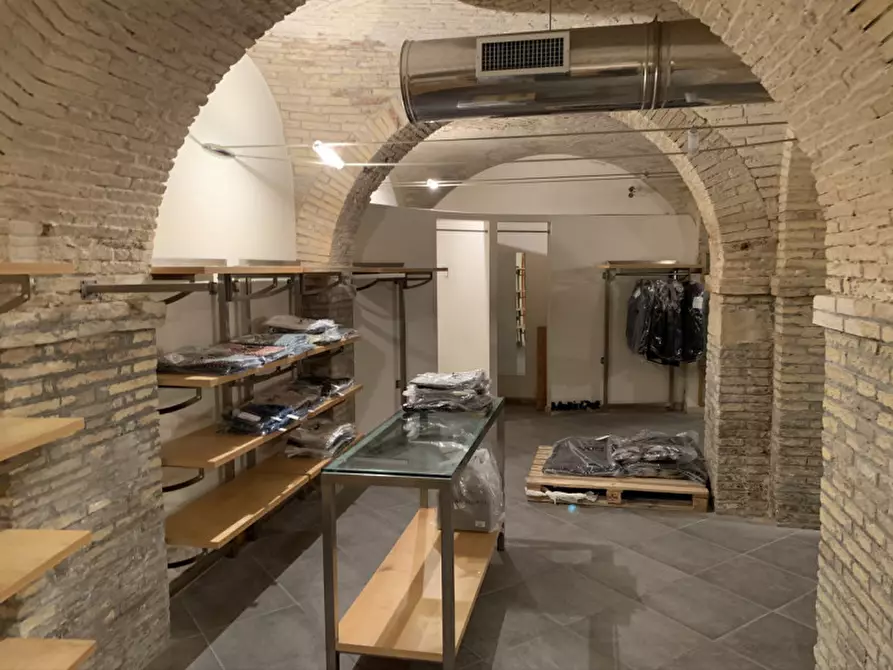 Immagine 4 di Negozio in affitto  in Corso Stamira a Ancona