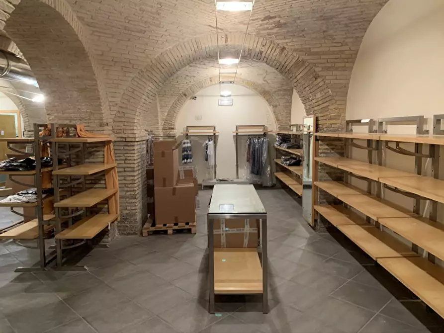 Immagine 5 di Negozio in affitto  in Corso Stamira a Ancona