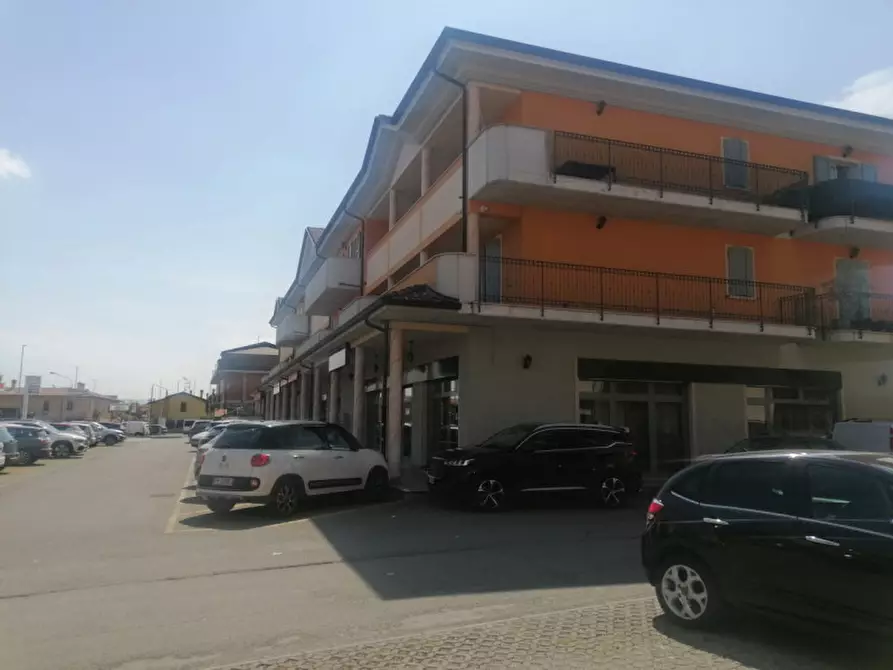 Immagine 3 di Negozio in affitto  in via 25 aprile a Rovato