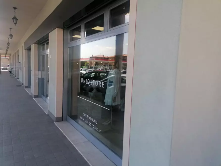Immagine 5 di Negozio in affitto  in via 25 aprile a Rovato
