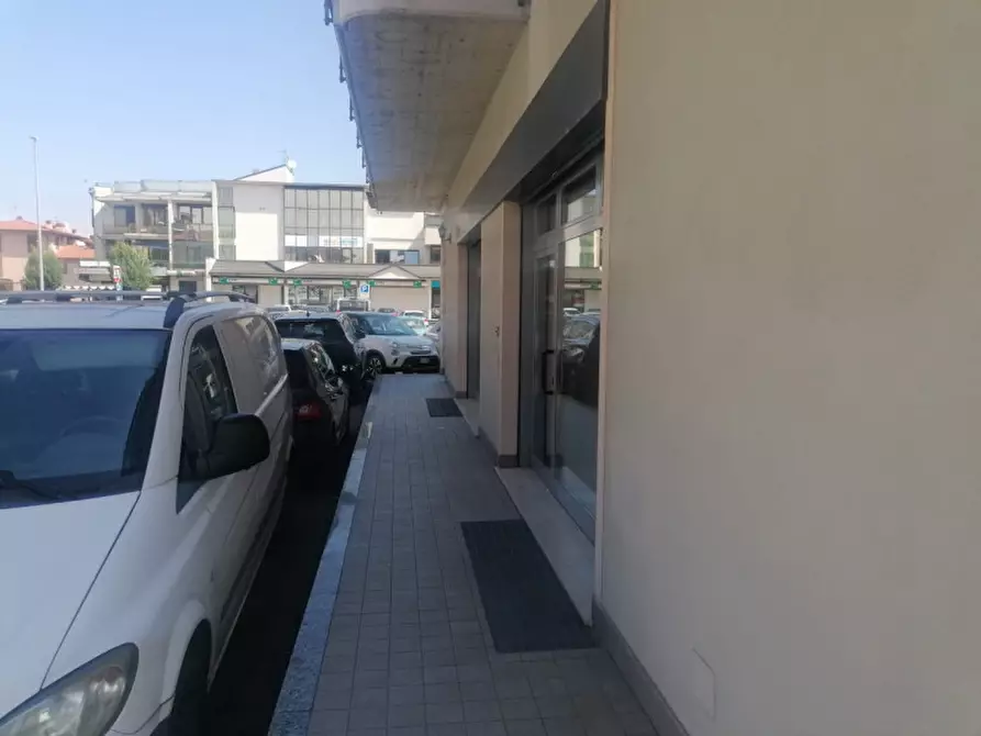 Immagine 8 di Negozio in affitto  in via 25 aprile a Rovato